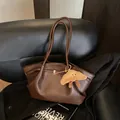 Elegante borsa tote in pelle marrone da donna con simpatico ciondolo croissant - Con Ciondolo / Caffè