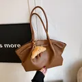 Elegante borsa shopper in pelle marrone da donna con grazioso ciondolo a croissant - Con Ciondolo / Marrone
