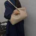 Elegante borsa tote in pelle kaki da donna con un grazioso ciondolo in peluche a croissant - Con Ciondolo / Kaki