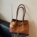 Vintage καφέ σουέτ τσάντα tote μεγάλης χωρητικότητας με διακοσμητικό αρκουδάκι - Καφέ με Μενταγιόν