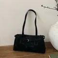 Borsa a spalla vintage capiente in finto scamosciato nero con fibbia decorativa - Nero