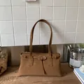 Grande borsa a tracolla retrò marrone con trama scamosciata e dettaglio fibbia chic - Marrone