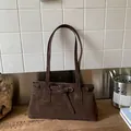 Borsa a spalla vintage marrone in finta pelle scamosciata con dettaglio fibbia elegante - Caffè