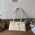 Borsa a tracolla retrò in pelle bianco crema con fibbia decorativa per il pendolarismo - Bianco avorio