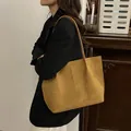 Κομψή καφέ σουέτ τσάντα tote μεγάλης χωρητικότητας για επαγγελματική χρήση. - Κιτρινοκαφέ