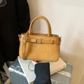 Retro mosterdgele gematteerde crossbodytas met gespdetail en handvat voor dames. - Regular Fit / Geel