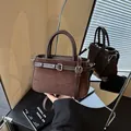Elegante bruine suède crossbody handtas met decoratieve gesp voor de herfstmode - Regular Fit / koffiekleur