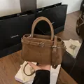 Chic retro brown frosted suede handbag with elegant adjustable crossbody strap - Regular Fit / Brown