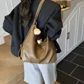 Borsa hobo vintage in pelle marrone grande capacità con ciondolo orsetto per donna - Con Ciondolo a Orso / Kaki