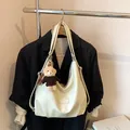 Borsa tote retrò color panna di grande capacità con ciondolo a forma di orsetto - Con Ciondolo a Orso / Bianco