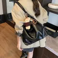 Grande borsa tote vintage in pelle nera con ciondolo a forma di orso per l'ufficio. - Con Ciondolo a Orso / Nero