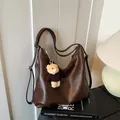 Borsa tote vintage in ecopelle marrone con ciondolo a forma di orsetto per donna - Con Ciondolo a Orso / Caffè