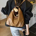 Grande borsa tote e zaino vintage in ecopelle marrone con grazioso ciondolo a orso - Con Ciondolo a Orso / Marrone