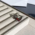 Nahaufnahme eines gotischen Halloween-Rings mit rotem Herzstein und Fledermausflügeln - Herz Fledermaus Dorn Offener Ring