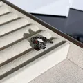 Primer plano de anillo gótico mano de esqueleto con piedras rojas, metal oscuro - Anillo Abierto Garra de Esqueleto Gema Roja