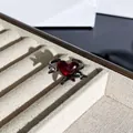 Primer plano de un anillo gótico con un corazón rojo translúcido y diseño de espinas - Anillo Abierto Corazón Flecha Espinas
