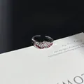 Makroansicht von Punk-Gothic-Ring aus Silber mit Spinnennetz und roten Edelsteinen - Spinnennetz-Stil / Verstellbarer Ring Stil 1