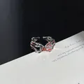 Detailansicht eines gotischen Skeletthand-Rings mit leuchtend roten Edelsteinen - Rippen Skelett Stil / Verstellbarer Ring Stil 2