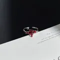 Detailansicht eines Punk-Silberrings mit einem auffälligen roten Tropfendesign aus Harz. - Tropf Emaille Spinnennetz Stil / Verstellbarer Ring Stil 3