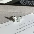 Detaillierte Nahaufnahme eines mintgrünen Emaille-Schmetterlingsrings mit Blume - Verstellbarer Ring Stil 2