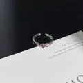 Detailaufnahme eines silbernen Punk-Rings mit dunkelrotem Spinnennetz-Muster Inlay - Kreuz Spinnennetz Stil / Verstellbarer Ring Stil 4