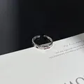 Detailansicht des Punk-Stil Spinnennetz-Rings mit roten Akzenten und Silberfinish. - Verstellbarer Ring Stil 5