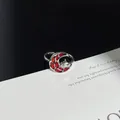 Detailansicht eines silbernen Punk-Rings mit rotem Spinnennetz-Mond und Stern-Detail - Verstellbarer Ring Stil 6