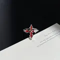 Gothic-Kreuz-Ring Detail mit roter Emaille und einem funkelnden klaren Herz-Edelstein. - Verstellbarer Ring Stil 7