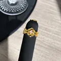 Nahaufnahme eines goldenen Vintage-Spitzenrings im französischen Stil mit rosa Stein - Komplexer Spitzenstil (2)