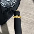 Detailansicht eines vintage französischen vergoldeten Spitzenrings mit rosa Stein - Hohlspitze Symmetrischer Stil (4)