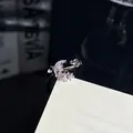 Nahaufnahme eines silbernen Rings mit lila Mond und Schmetterling aus Zirkonia-Steinen - Lila Mond Schmetterling Stil (3)