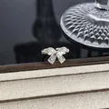 Detailaufnahme eines funkelnden silbernen Rings in Schleifenform mit Vollbesatz. - Voll-Diamant 3D Schleifenstil (Stil 8) / Silber