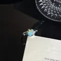Een gedetailleerd zijaanzicht van de onregelmatige appel emaille ring met verloop - Blauw Groen Gradiënt Appel (Stijl 6) / Verstelbaar Open