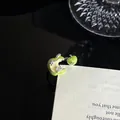 Gedetailleerde macro-opname van een onregelmatige groene emaille appelring op een kaart - Dopamine Groene Appel (Stijl 7) / Verstelbaar Open