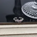 Detaillierte Nahaufnahme der rosa Edelsteinschleife auf einem silbernen Webring - Rosa Wassertropfen Symmetrischer Schleifenstil (Stil 16) / Silber