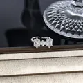 Nahaufnahme eines silbernen Schleifenrings mit Kristallen auf Leinentablett. - Ästhetischer Voll-Diamant-Schleifenstil (Stil 20) / Silber