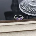 Makroansicht eines Silberrings mit violetten Herzsteinen in Schleifenform Detail - Violetter Herz-Zirkon-Schleife-Stil (Stil 23) / Silber