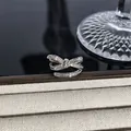 Makroansicht eines silbernen Schleifenrings mit funkelndem Zirkonia-Besatz auf Display - Stapelbarer Voll-Diamant-Schleifenstil (Stil 24) / Silber