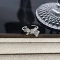 Exquisite Makroaufnahme eines silbernen Schleifenrings mit funkelnden Mikrokristallen - 3D Voll-Diamant-Schleifenstil (Stil 25) / Silber