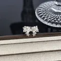 Nahaufnahme eines eleganten silbernen Schleifenrings mit Strasssteinen und Perlen - Perle Voll-Diamant-Schleifenstil (Stil 26) / Silber