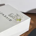 Detailansicht eines silbernen Rings mit grüner Schmetterlingsschleife und Perlen. - Verstellbarer Ring Stil 3