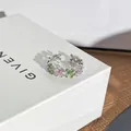 Exquisites Detail eines verstellbaren Silberrings mit grünen und rosa Kristallblumen - Verstellbarer Ring Stil 4