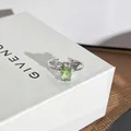 Nahaufnahme eines silbernen Bienenrings mit grünem Edelstein und funkelnden Flügeln - Verstellbarer Ring Stil 6