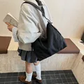 Grande borsa tote nera minimalista da donna indossata come borsa a tracolla chic - Nero