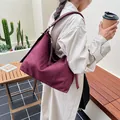 Borsa tote vintage bordeaux capiente in camoscio per donna, moda autunno-inverno. - Rosso