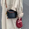 Schwarze gewebte Beuteltasche für Damen mit braunen Griffen im zeitlosen Retro-Stil - Schwarz