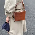 Vintage braune geflochtene Eimertasche aus Leder mit Kordelzugbeutel für Damen - Braun