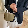 Retro-Eimer-Tasche in Olivgrün gewebt mit Perlenanhänger und Kordelzug-Detail - Grün