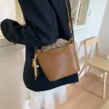 Vintage geflochtene braune Damen Beuteltasche mit Tunnelzugbeutel und Perlenanhänger - Khaki