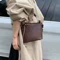 Hochwertige braune gewebte Beuteltasche mit Kordelzug und stilvollem Perlenanhänger - Kaffeebraun